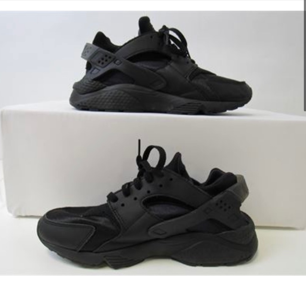 Nike Air Huarche " Black " Women's 9 1/2 Sneaker